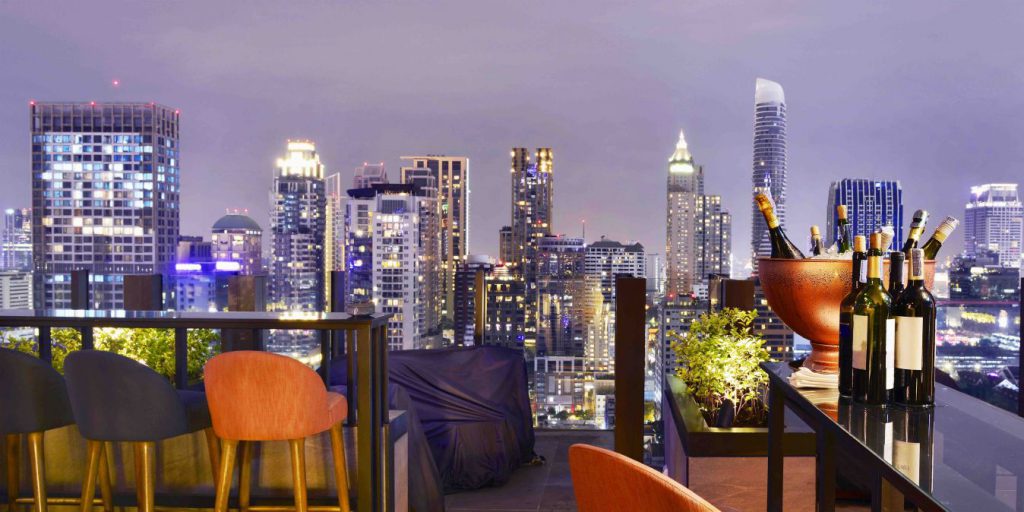 Point de vue sur la ville de Bangkok depuis un bar sur le toit, surplombant un magnifique paysage urbain.