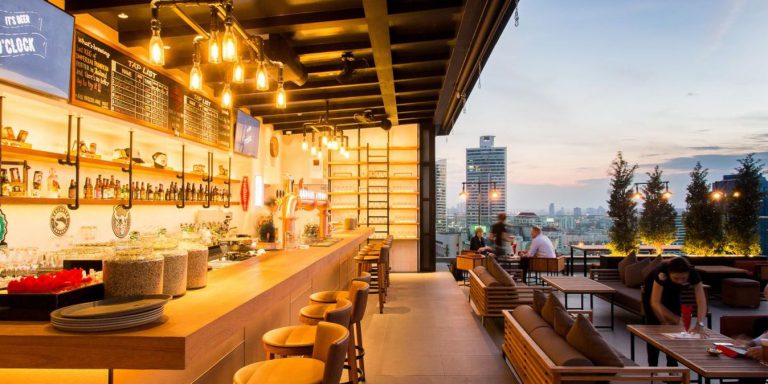 Vue magnifique sur Bangkok depuis le Brewski Craft Beer Rooftop Bar.