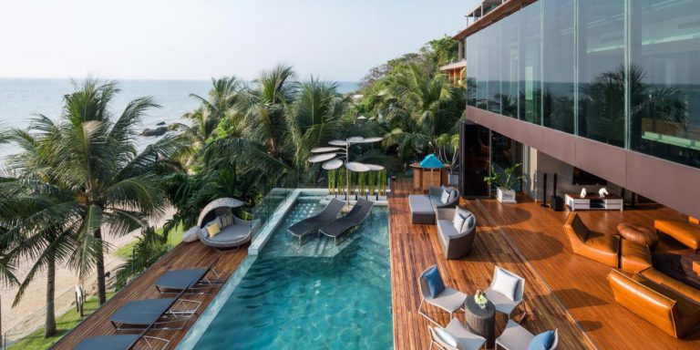 La piscine et la terrasse ensoleillée de Cape Dara Resort, au Pattaya Nord.
