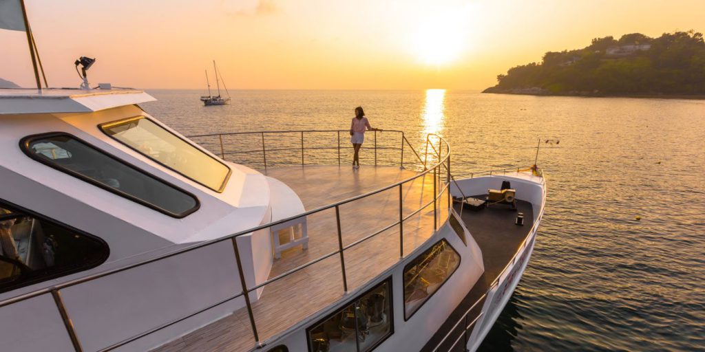 Coucher de soleil sur le golfe du Siam, vu du pont d'un yacht.