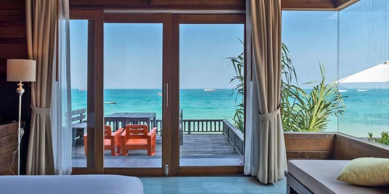 Vue sur la mer bleu turquoise depuis une chambre d'hôtel de luxe sur Koh Sameth.