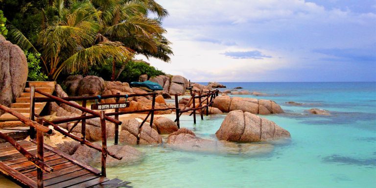 Une belle baie avec une eau turquoise et une plage privée.