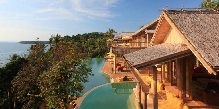 Eco bungalows de luxe avec piscine et vue mer.