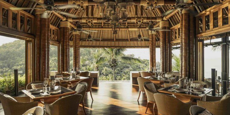 Dans le restaurant du Privilege Hotel Ezra Beach Club, avec une vue panoramique fantastique sur le paysage de l'île.