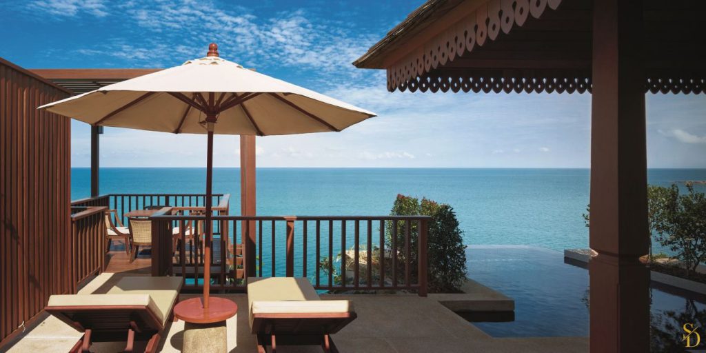 Sur une terrasse donnant sur la mer, dans une villa de luxe, au The Ritz-Carlton, Koh Samui.