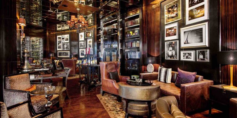 Balcony Lounge and Humidor Cigar Bar, 973 Phloen Chit Rd, Lumphini, Pathum Wan District, Bangkok 10330, Thaïlande.