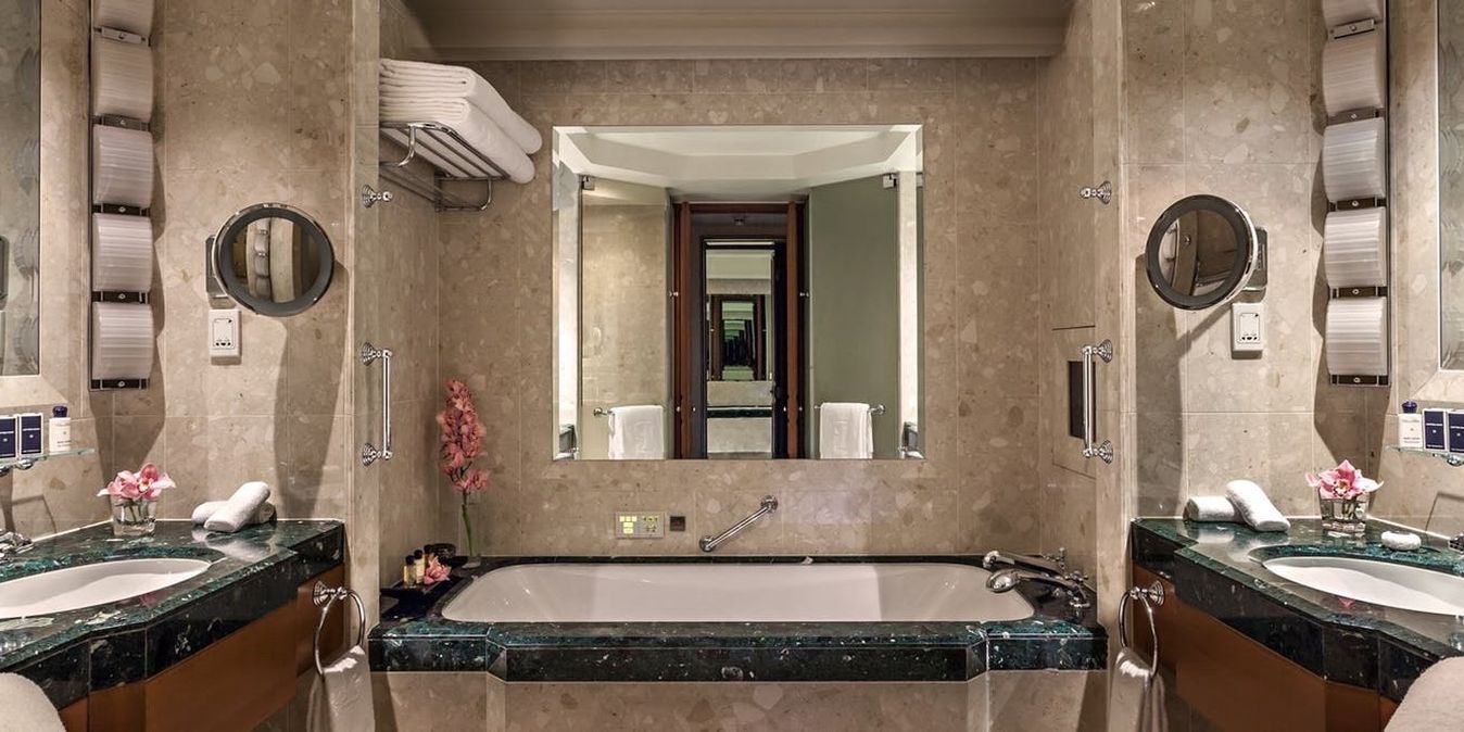 Salle de bain hyper luxueuse de Peninsula Hotel Bangkok.