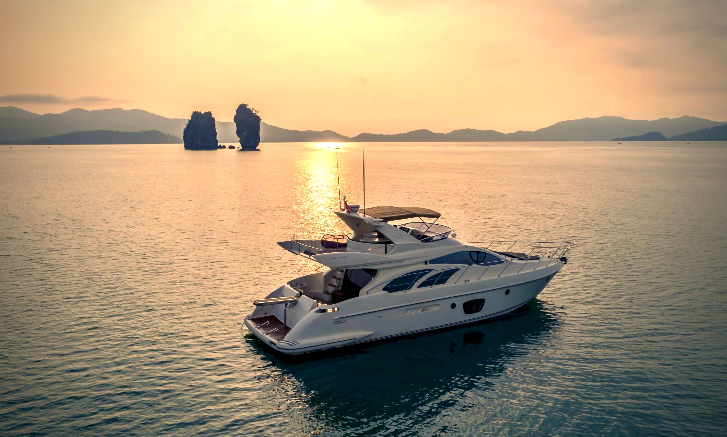 yacht luxueux à moteur 137 Pillars Spirit en mouillage dans la baie de Phang Nga durant le coucher de soleil